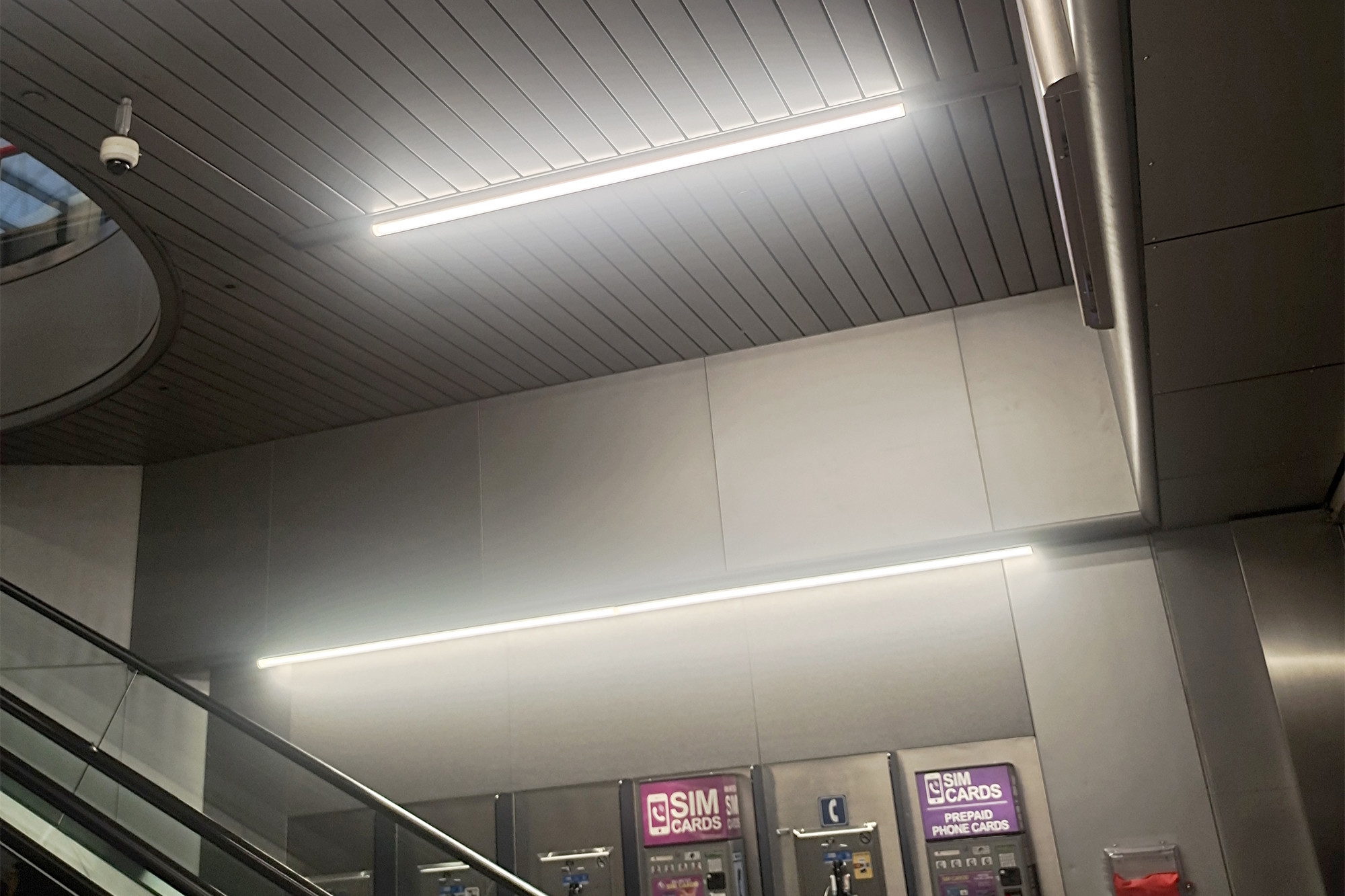 最新の会社の事例について LEDの線形滑走路端燈の塗布
