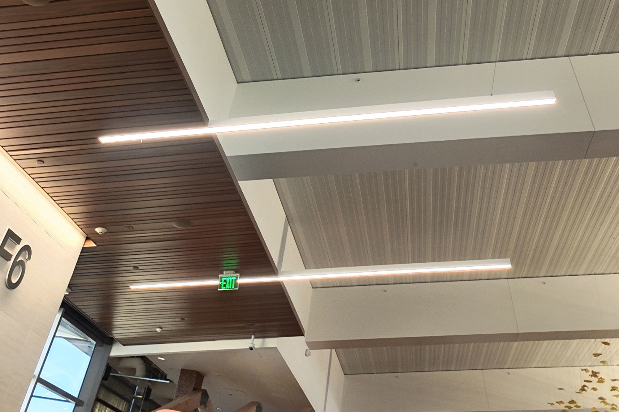 最新の会社の事例について LEDの線形滑走路端燈の塗布